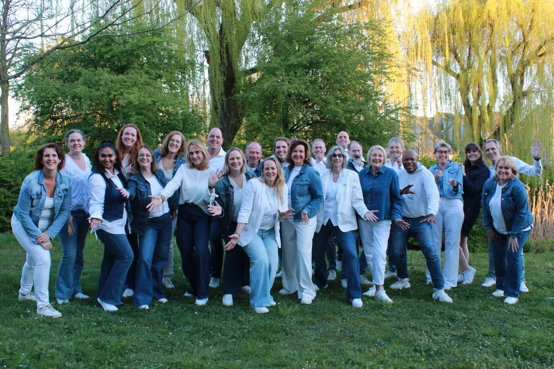 De leden van Amstel Gospel Choir samen buiten in de lente van 2026