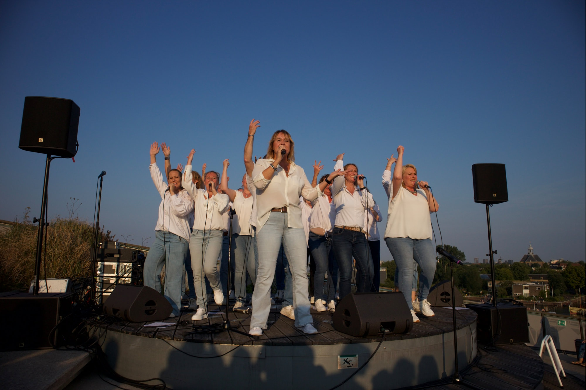 Zangers van Amstel Gospel Choir tijdens een openluchtoptreden